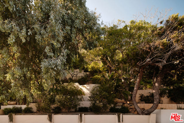 26820 Malibu Cove Colony Drive, Malibu CA: https://media.crmls.org/mediaz/cc2c9870-2a61-42a2-8bec-091905ccfac6.jpg