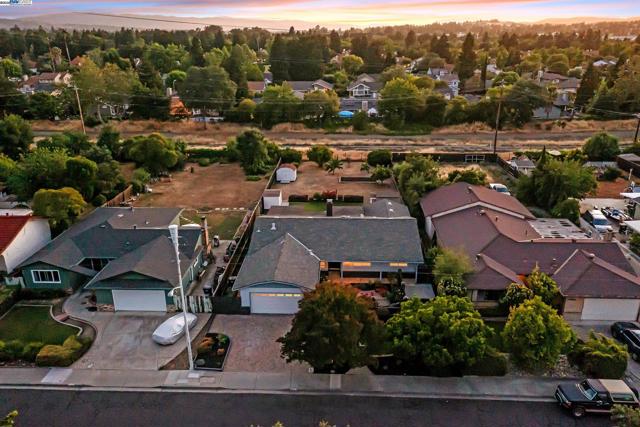 613 Joyce St, Livermore CA: https://media.crmls.org/mediaz/cc2d9a4e-2bea-41f4-af3c-3214b48f4c3a.jpg