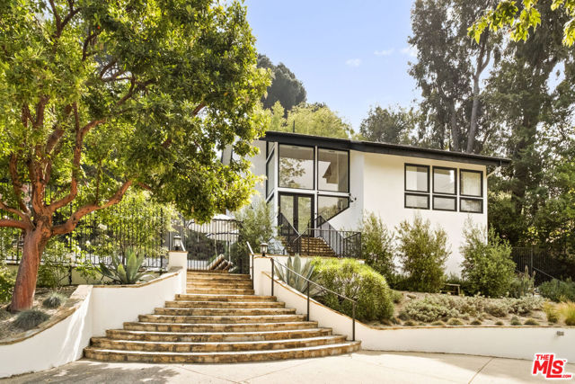 554 Mountain Green Drive, Calabasas CA: https://media.crmls.org/mediaz/cc2e0317-986e-475a-84ea-d1baa853a0c5.jpg