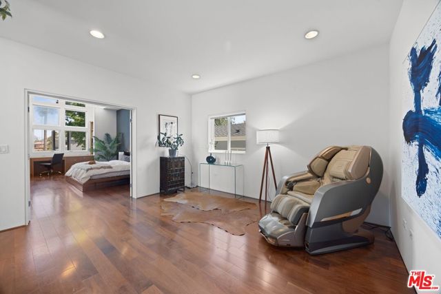 4255 Saint Clair Avenue, Studio City CA: https://media.crmls.org/mediaz/cc2eac7c-f615-439f-85bf-3c9c9608d0a1.jpg