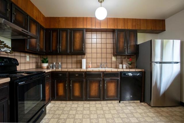 572 Cherry Avenue, San Bruno CA: https://media.crmls.org/mediaz/cc2f0b77-38e7-4f1b-9183-b280d0939628.jpg