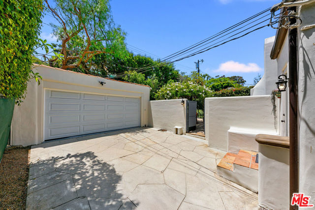 331 S Medio Drive, Los Angeles CA: https://media.crmls.org/mediaz/cc2f33e8-4383-4334-9f9b-4ae818366102.jpg