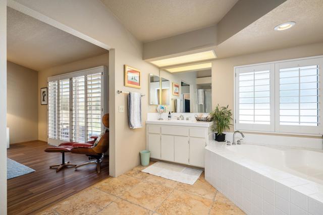 688 Vista Lago N Circle, Palm Desert CA: https://media.crmls.org/mediaz/cc305155-825f-48a0-9eee-268ec468a631.jpg