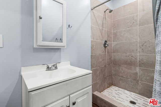 2205 S Burnside Avenue, Los Angeles CA: https://media.crmls.org/mediaz/cc313c77-ee1b-4303-a137-c10ed5e920e0.jpg