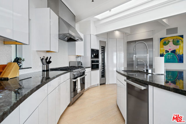 6375 Gayton Place, Malibu CA: https://media.crmls.org/mediaz/cc320172-a687-4c52-b3ca-5c32fae26329.jpg