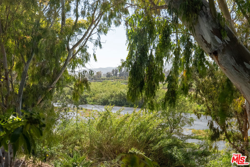 https://media.crmls.org/mediaz/cc3392c4-a6de-4a87-bd79-d1611d0ec9e9.jpg?preset=X-Large