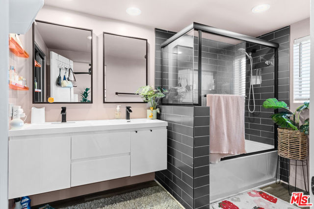 4360 Glencoe Avenue, Marina del Rey CA: https://media.crmls.org/mediaz/cc33b165-002a-4c6e-a15e-444b4633c144.jpg