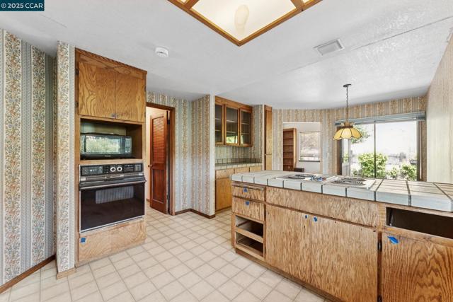 6201 Hillside Dr, El Sobrante CA: https://media.crmls.org/mediaz/cc33ca6e-a291-4891-9e20-ac55eb4fb3df.jpg
