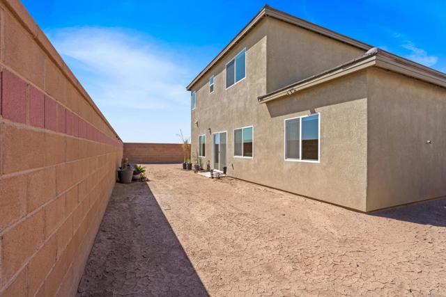 2504 Vista Del Mar Lane, Imperial CA: https://media.crmls.org/mediaz/cc33e8b9-cc84-4c1c-8bba-10c8876cb9dd.jpg