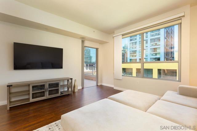 253 10Th Ave, San Diego CA: https://media.crmls.org/mediaz/cc3408a0-fe0f-4353-9f4e-4dcf180edfa4.jpg