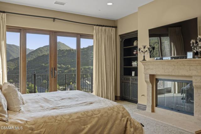 82 Queens Garden Drive, Thousand Oaks CA: https://media.crmls.org/mediaz/cc344689-a3c3-4003-b12e-8049a256a5e8.jpg