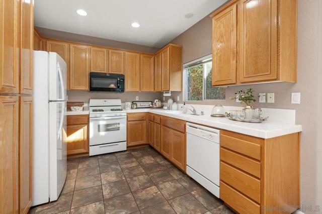 2975 River Shadow Ct, Alpine CA: https://media.crmls.org/mediaz/cc3937a7-9a57-4959-b6aa-2f571b64497e.jpg