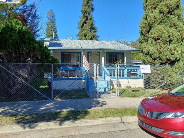 3931 Gardenia Pl, Oakland CA: https://media.crmls.org/mediaz/cc3adfa9-8f68-4173-b4bc-6a065c431bbf.jpg