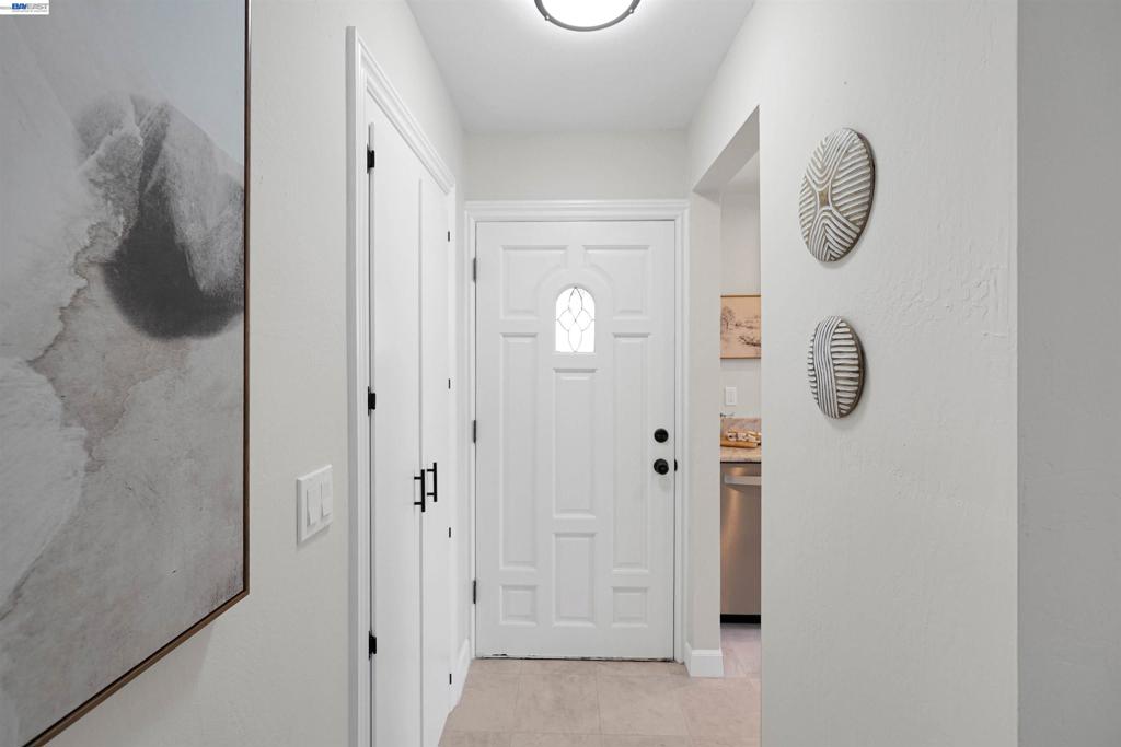 https://media.crmls.org/mediaz/cc3b6e17-9616-4a27-a76f-cfa51744c18c.jpg?preset=X-Large