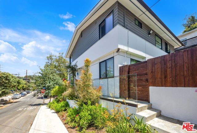 4841 Minden Place, Los Angeles CA: https://media.crmls.org/mediaz/cc3bd582-694c-4ec4-b1c7-b5c557a94509.jpg