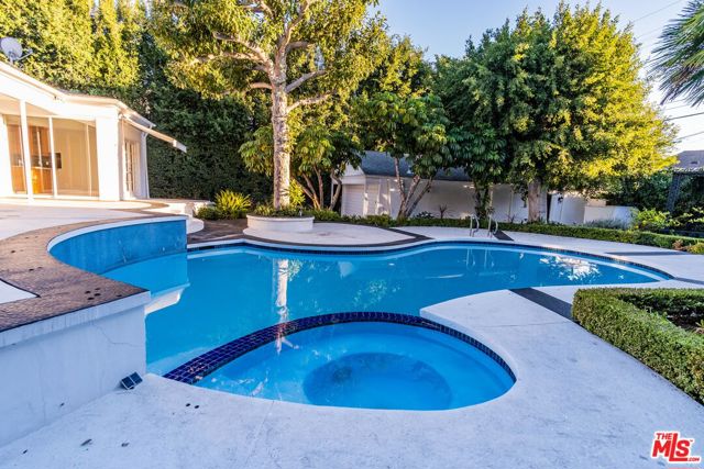 619 N RODEO Drive, Beverly Hills CA: https://media.crmls.org/mediaz/cc3c362d-f082-4476-bb63-8689c05dce03.jpg