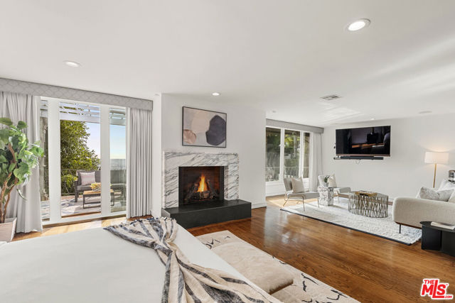 8828 Thrasher Avenue, Los Angeles CA: https://media.crmls.org/mediaz/cc3c736f-6393-4518-a149-a324550e1a80.jpg