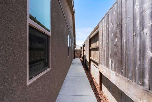 1621 Castlerock Drive, Hollister CA: https://media.crmls.org/mediaz/cc3e3883-a50b-4211-bc4e-4deb065309f7.jpg
