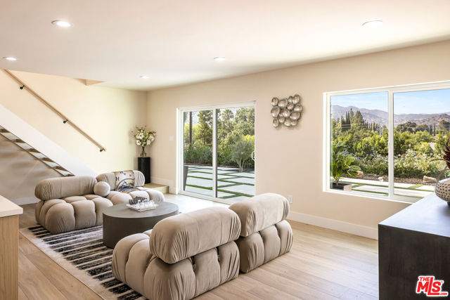 9425 Gierson Avenue, Chatsworth CA: https://media.crmls.org/mediaz/cc3f2418-958c-4498-a454-eb26d8beafbc.jpg
