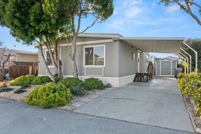 19 Dolphin Court, Half Moon Bay CA: https://media.crmls.org/mediaz/cc3fb41d-4555-4238-94ab-9762656fc728.jpg