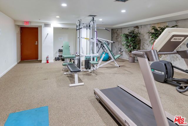 130 N Swall Drive, Beverly Hills CA: https://media.crmls.org/mediaz/cc40d810-838a-4006-bff4-49b4839d9669.jpg