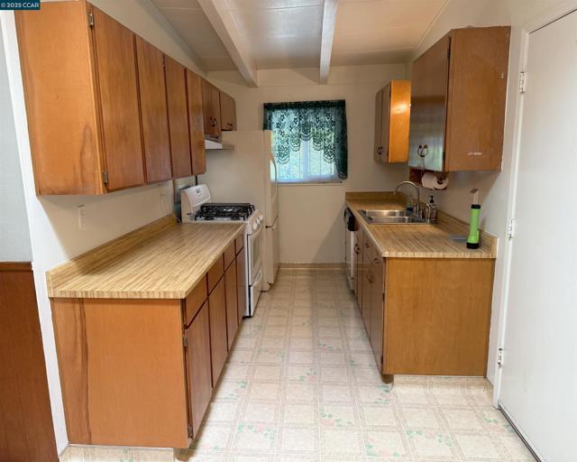 1679 Sarah Dr, Pinole CA: https://media.crmls.org/mediaz/cc410124-c4b5-4ec7-ab7c-fcf75f373e73.jpg