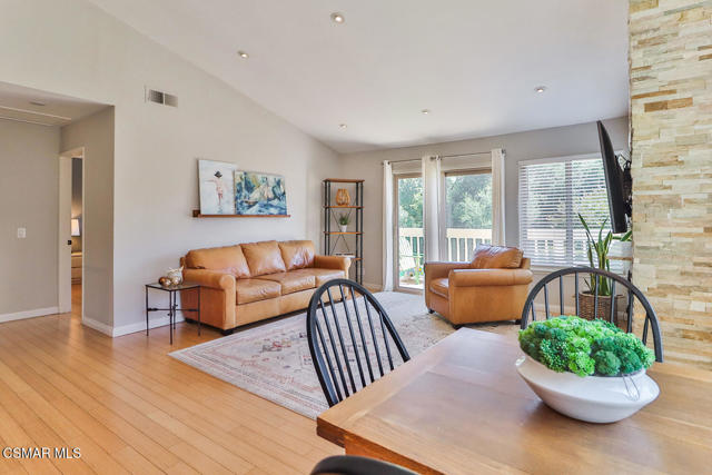 434 Vista Dorado Lane, Oak Park CA: https://media.crmls.org/mediaz/cc412911-d073-430f-aaf3-520915a91ce3.jpg