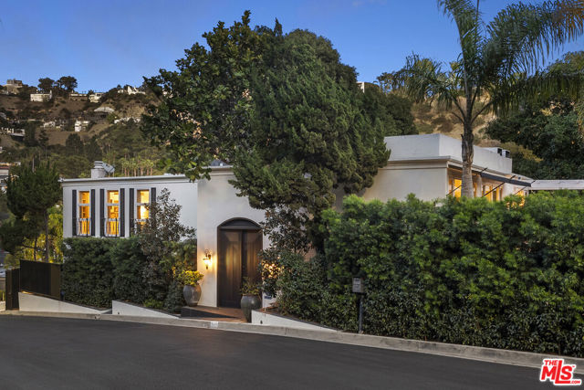 8828 Thrasher Avenue, Los Angeles CA: https://media.crmls.org/mediaz/cc41b7c5-ae92-46cb-a099-6e99e0227130.jpg