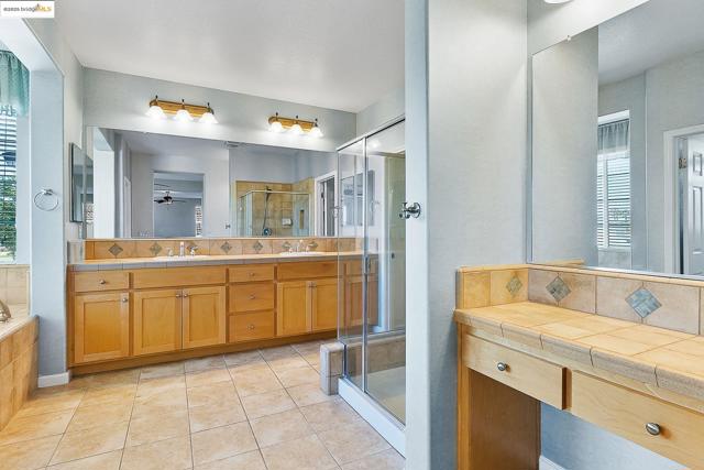 906 Natoma Ct, Discovery Bay CA: https://media.crmls.org/mediaz/cc421ac6-8173-43b3-a4ab-c096feecbed3.jpg