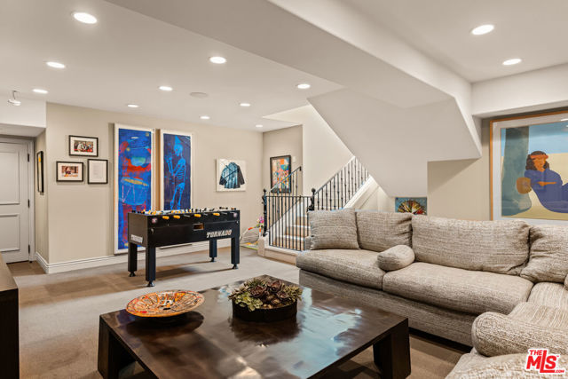 4009 Valley Meadow Road, Encino CA: https://media.crmls.org/mediaz/cc42a5cc-c6c1-4626-bf6b-c7a51daaa261.jpg