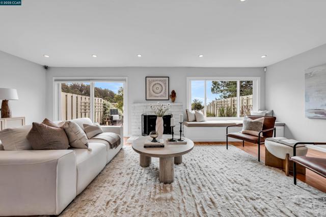 31 Turtle Creek Street, Oakland CA: https://media.crmls.org/mediaz/cc42acac-1861-4e12-ba48-c747f4321f54.jpg