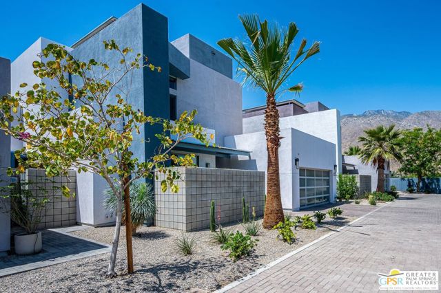 1007 Ziel Drive, Palm Springs CA: https://media.crmls.org/mediaz/cc433f84-1138-4c1b-9043-f9520776920f.jpg