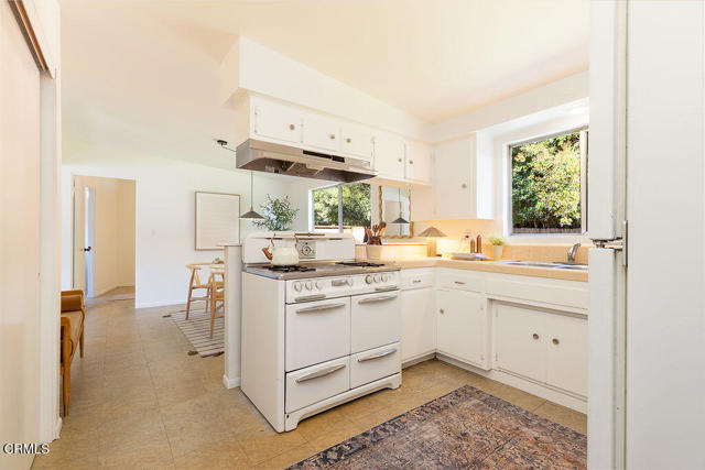 Detail Gallery Image 8 of 36 For 570 Apple Grove Ln, Santa Barbara,  CA 93105 - 6 Beds | 2 Baths