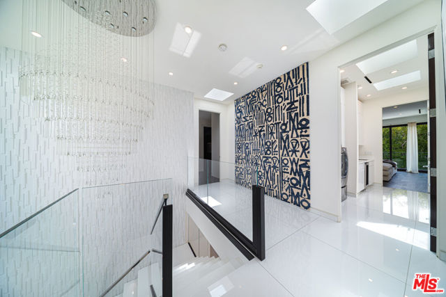 511 N Rexford Drive, Beverly Hills CA: https://media.crmls.org/mediaz/cc445bc3-18a8-4f2d-992f-815442678c7c.jpg