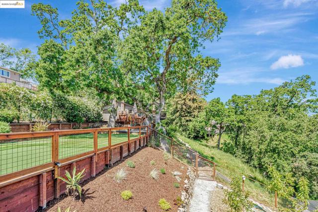 3336 Oak Ct, Lafayette CA: https://media.crmls.org/mediaz/cc451587-c674-46ea-87e0-a8f3bd8ca6fe.jpg