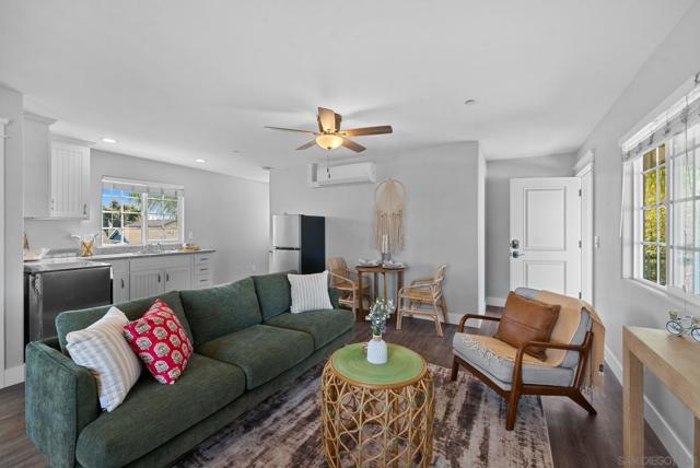 523 9th St, Imperial Beach CA: https://media.crmls.org/mediaz/cc460120-74e0-4fb7-994c-3f637aa363c9.jpg
