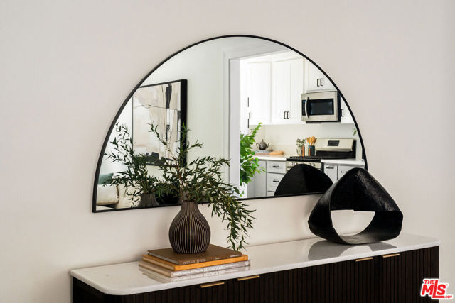 5748 7th Avenue, Los Angeles CA: https://media.crmls.org/mediaz/cc464e3e-f5d3-4c6a-a3d2-b5b58d96f372.jpg