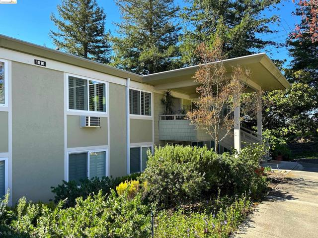 1910 Skycrest Dr, Walnut Creek CA: https://media.crmls.org/mediaz/cc4743eb-95bc-44b0-b1d8-741eae25b1ec.jpg