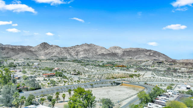 39 Country Club Drive, Palm Desert CA: https://media.crmls.org/mediaz/cc47cc2e-577a-49a3-9d38-edd1196d77ca.jpg
