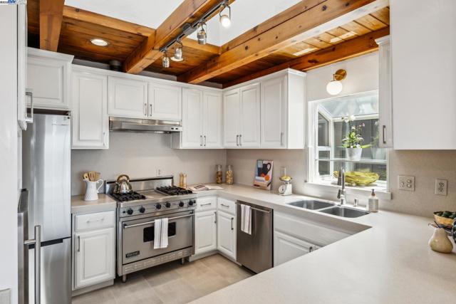 3014 BROADMOOR VIEW, Oakland CA: https://media.crmls.org/mediaz/cc47dcf7-606f-45e6-95ce-401f934be9ee.jpg