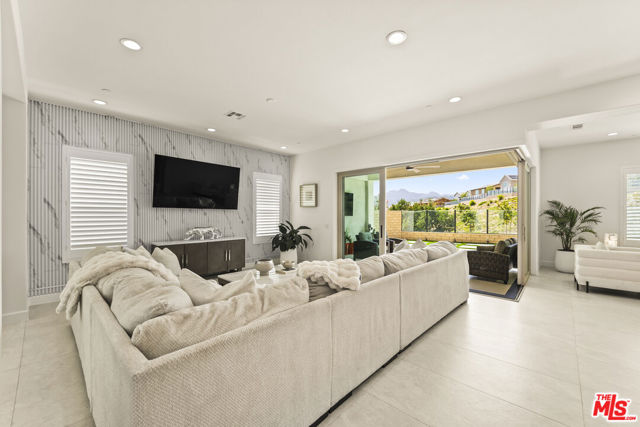 11767 Toyon Drive, Chatsworth CA: https://media.crmls.org/mediaz/cc480af5-48d4-4ff5-af41-943db3fd818f.jpg