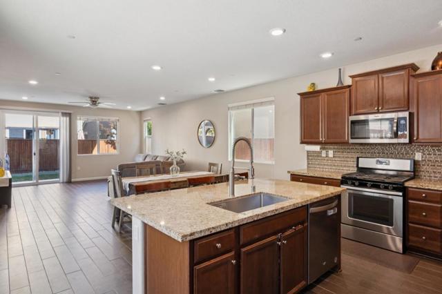 2521 Apricot Way, Gilroy CA: https://media.crmls.org/mediaz/cc483397-63e2-4212-977f-da8778282a9a.jpg