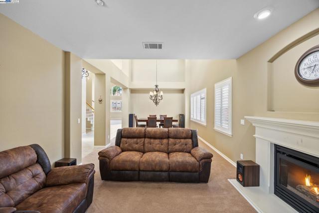 2132 Gold Poppy St, Brentwood CA: https://media.crmls.org/mediaz/cc483421-4898-4390-a015-27c5acad8542.jpg