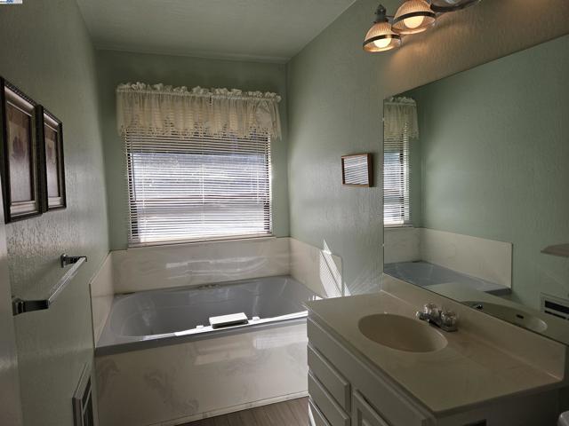 29625 Palomares Rd, Castro Valley CA: https://media.crmls.org/mediaz/cc487998-57d3-4cea-afe3-0cfbe9d80690.jpg