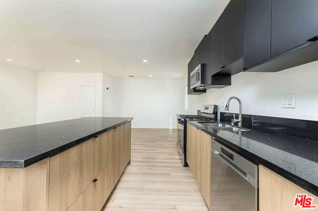 2103 S Burnside Avenue, Los Angeles CA: https://media.crmls.org/mediaz/cc48aaa7-2bd0-4f29-90ba-206b2affddd6.jpg