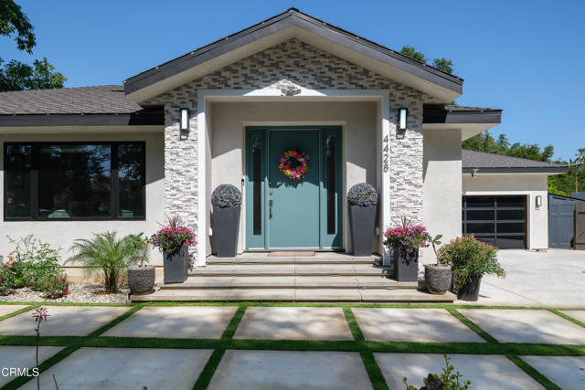 4428 Oakwood Avenue, La Canada Flintridge CA: https://media.crmls.org/mediaz/cc491c7f-9f18-4041-8f04-7f137eb51bc7.jpg