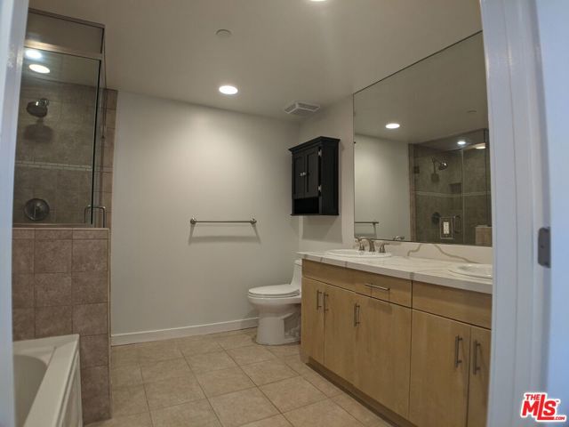 5143 White Oak Avenue, Encino CA: https://media.crmls.org/mediaz/cc498a6c-e755-4b3d-add8-415f515e5327.jpg