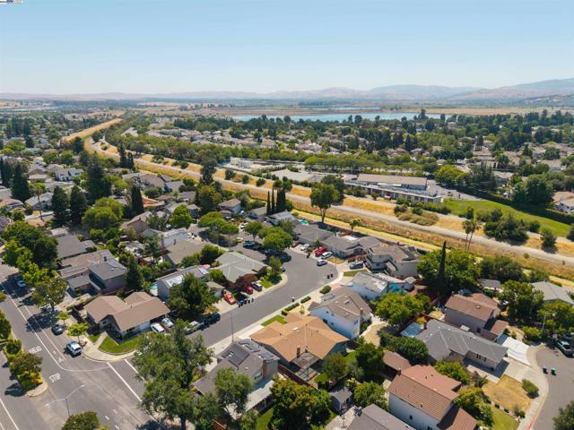 3186 Berkshire Ct, Pleasanton CA: https://media.crmls.org/mediaz/cc4a5b45-822a-4de2-9f64-2b66e1229571.jpg