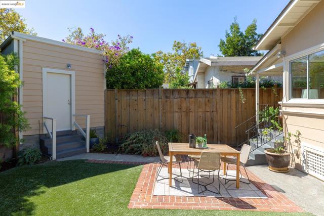 5626 Broadway, Oakland CA: https://media.crmls.org/mediaz/cc4aa499-2581-4e68-81a4-8b263f26f52f.jpg