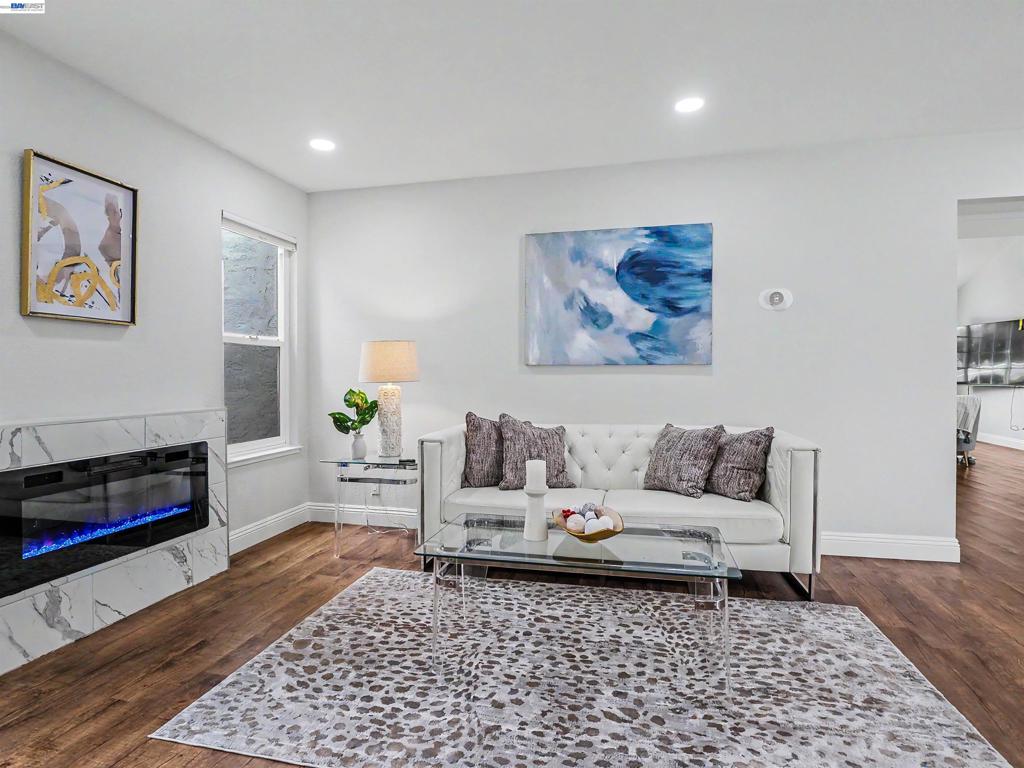 https://media.crmls.org/mediaz/cc4b2af1-8812-42ed-b7df-6d0ccdc812c3.jpg?preset=X-Large